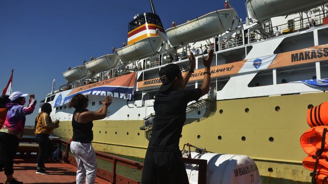 Sejumlah pasien COVID-19 tanpa gejala (OTG) mengikuti senam pagi dari atas KM Umsini di Makassar, Sulawesi Selatan, Minggu (8/8/2021).  ANTARA FOTO/Abriawan Abhe