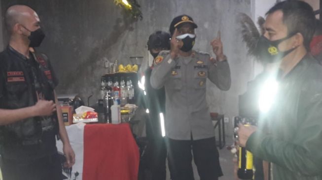 Bubarkan Komunitas Bikers, Petugas Terkejut Temukan Barang Ini