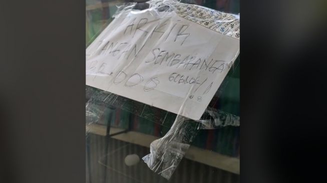 Mobil parkir sembarangan nempel pintu toko (tiktok)