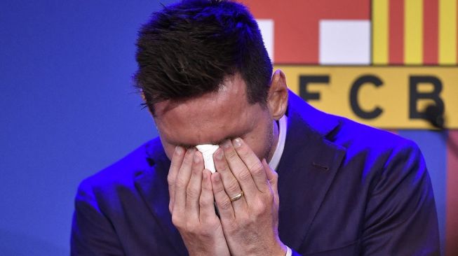 Eks megabintang Barcelona, Lionel Messi menangis dalam pidato perpisahannya sebagai pemain Barca, Minggu (8/8/2021). [PAU BARRENA / AFP]
