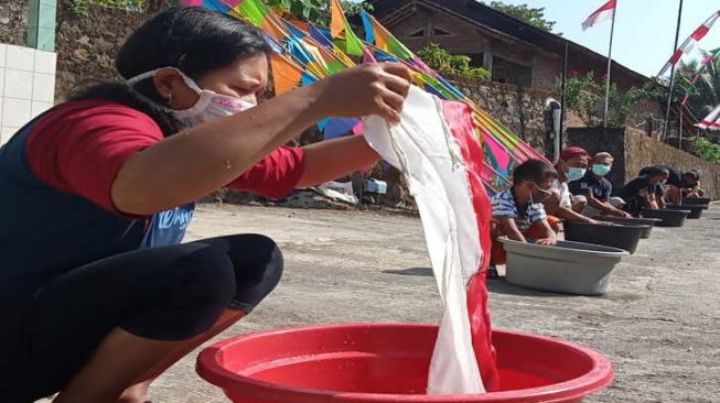 Unik! Menyambut Kemerdekaan RI, Warga Boyolali Ini Gelar Mencuci Bendera Bersama