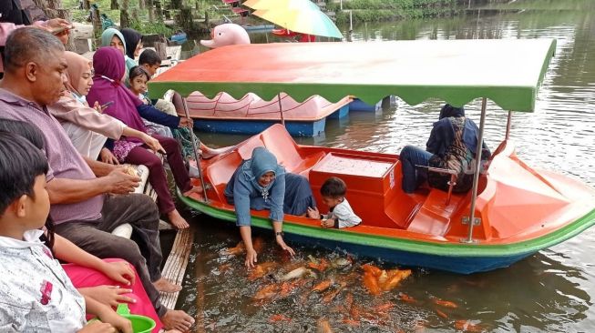 Sensasi Nangkap Ikan Pakai Tangan di Objek Wisata Danau Ali Duri Bengkalis