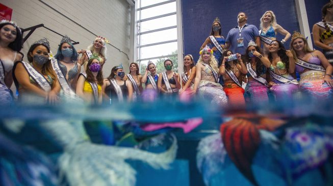 Putri duyung berenang selama MerMagic Con di Freedom Aquatic Center di Manassas, Virginia pada 7 Agustus 2021.  [AFP Photo]