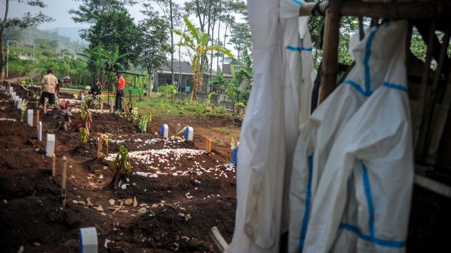 Petugas menggali liang lahat di lahan baru pemakaman khusus COVID-19 di TPU Kihafit, Leuwigajah, Cimahi, Jawa Barat, Minggu (8/8/2021).  ANTARA FOTO/Raisan Al Faris