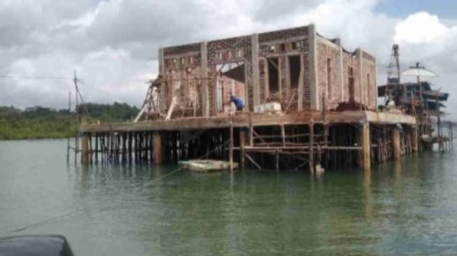 Satpam Perusahaan BUMN Pakai Gaji Bangun Masjid di Tengah Laut