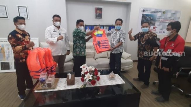 Puluhan Nelayan di Perairan Kota Makassar Dapat Pelampung Semen Tonasa