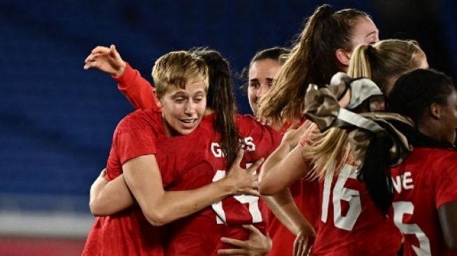 Aksi Quinn bersama Timnas Putri Kanda. (JEFF PACHOUD / AFP)