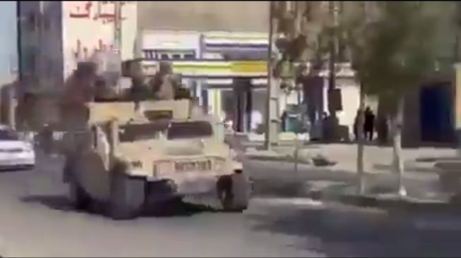 Berhasil Rebut Kota Zaranj, Taliban Konvoi Pakai Ranpur Humvee AS
