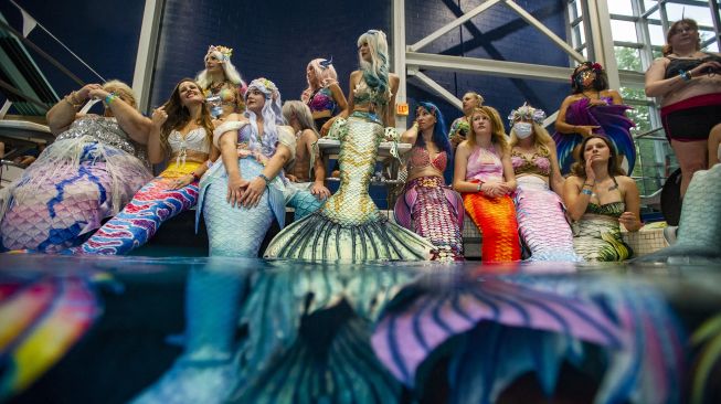 Putri duyung berenang selama MerMagic Con di Freedom Aquatic Center di Manassas, Virginia pada 7 Agustus 2021.  [AFP Photo]
