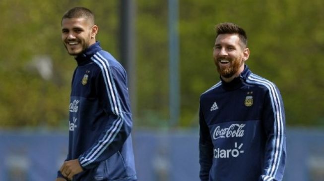 Mauro Icardi dan Lionel Messi saat mengikuti sesi latihan Timnas Argentina. (ALEJANDRO PAGNI / AFP)