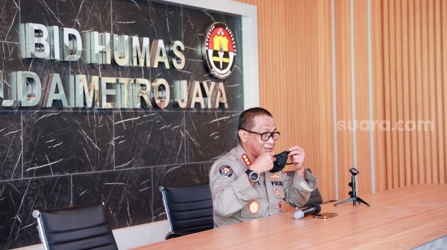 Kabid Humas Polda Metro Jaya Kombes Yusri Yunus saat mengadakan konferensi pers terkait panggilan Kedua pemeriksaa Jerinx SID di Polda Metro Jaya, Jakarta Selatan, Senin (9/8/2021). [Suara.com/Alfian Winanto]