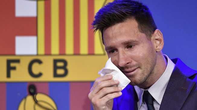 Lionel Messi menangis dalam pidato perpisahannya bersama Barcelona di Stadion Camp Nou, Minggu (8/8/2021). [Pau BARRENA / AFP]