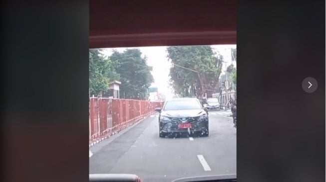 Viral Warga Rekam Mobil Sultan Jogja di Jalan, Warganet Salah Fokus Soal Patwal