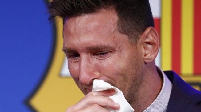 Lionel Messi tidak bisa menahan tangis setelah dipastikan meninggalkan Barcelona, klub yang dibelanya sejak 2000. (AP Photo/Joan Monfort)