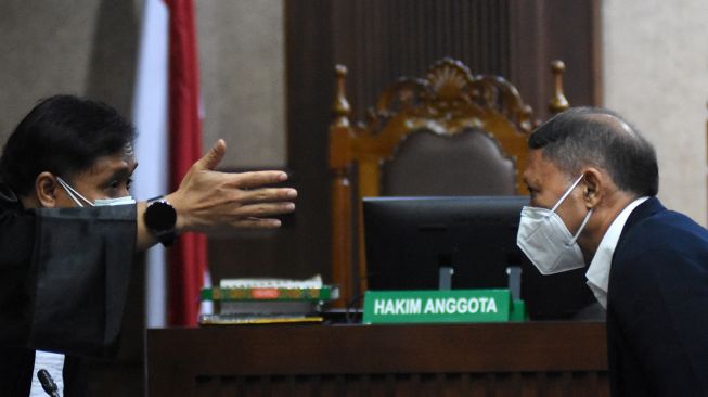 Terdakwa mantan Direktur Utama PT Pelindo II Richard Joost Lino (kanan) berbincang dengan JPU KPK usai menjalani sidang perdana di Pengadilan Tipikor, Jakarta, Senin (9/8/2021).  ANTARA FOTO/Indrianto Eko Suwarso
