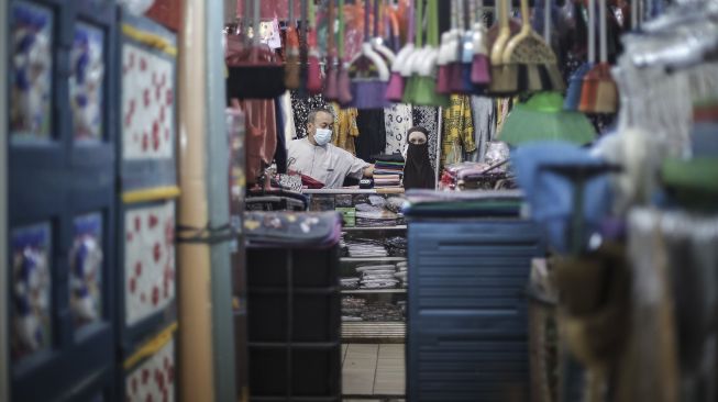 Pedagang pakaian menunggu pembeli di Pasar Palmerah, Jakarta, Senin (9/8/2021). ANTARA FOTO/Dhemas Reviyanto