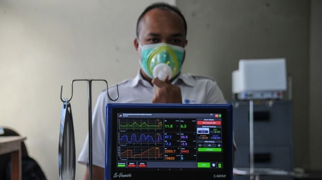 Peneliti Pusat Penelitian Elektronika dan Telekomunikasi (P2ET) Lembaga Ilmu Pengetahuan Indonesia (LIPI) Eko Joni Pristianto menguji coba ventilator Smart Innovated Ventilator Indonesia (Sivenesia) di Kantor LIPI, Cisitu, Bandung, Jawa Barat, Senin (9/8/2021).  ANTARA FOTO/Raisan Al Farisi
