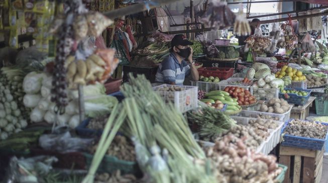 Pedagang sayur menunggu datangnya pembeli di Pasar Palmerah, Jakarta, Senin (9/8/2021).  ANTARA FOTO/Dhemas Reviyanto