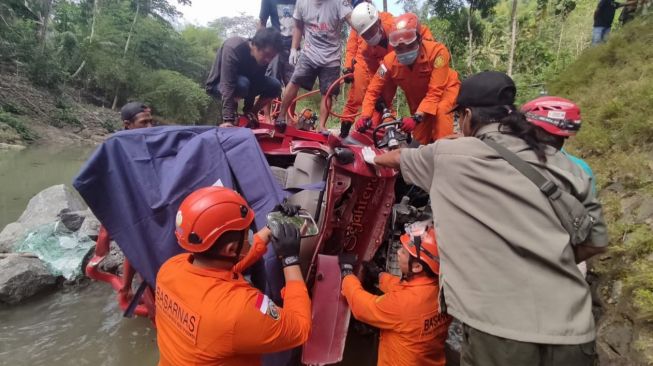 Truk Bermuatan Batu Hilang Kendali lalu Masuk ke Sungai, Pengemudi Tewas Terjepit