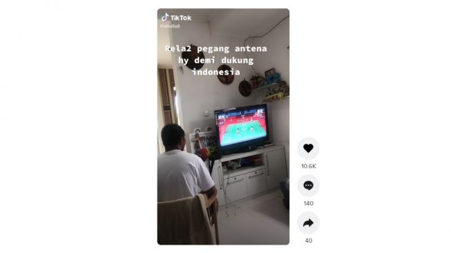 Rela menonton pertandingan sambil pegang antena. [TikTok]