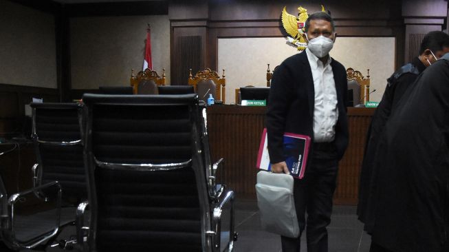 Terdakwa mantan Direktur Utama PT Pelindo II Richard Joost Lino bersiap meninggalkan ruangan usai sidang perdana di Pengadilan Tipikor, Jakarta, Senin (9/8/2021). ANTARA FOTO/Indrianto Eko Suwarso