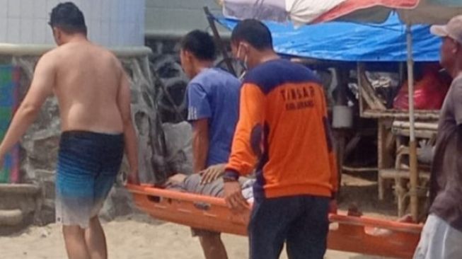 Berenang di Pantai Pantai Marbella Anyer, Warga Pasar Kemis Tergulung Ombak