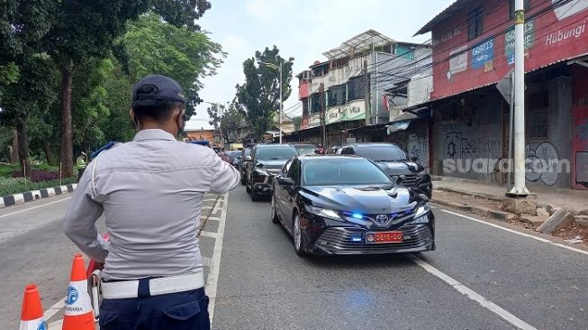 Mobil pejabat saat melintas di pos penyekatan PPKM di kawasan Lenteng Agung. (Suara.com/Arga)