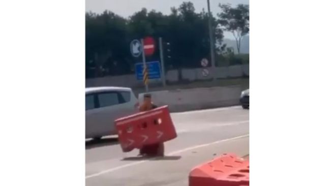 Viral Video Wanita Mengamuk Bongkar Pembatas Jalan di Gerbang Tol