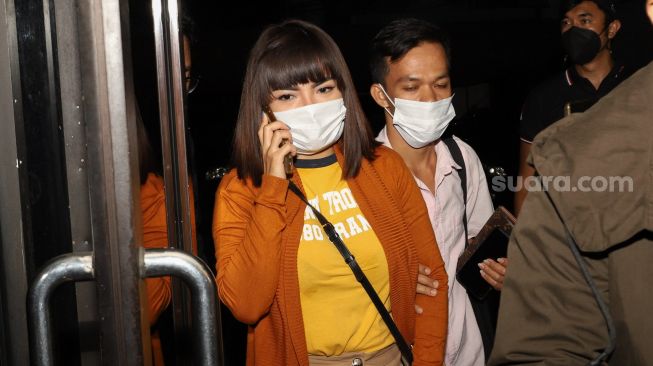 Dinar Candy saat datang untuk menjalani wajib lapor di Polres Metro Jakarta Selatan, Senin (9/8/2021). [Suara.com/Alfian Winanto]