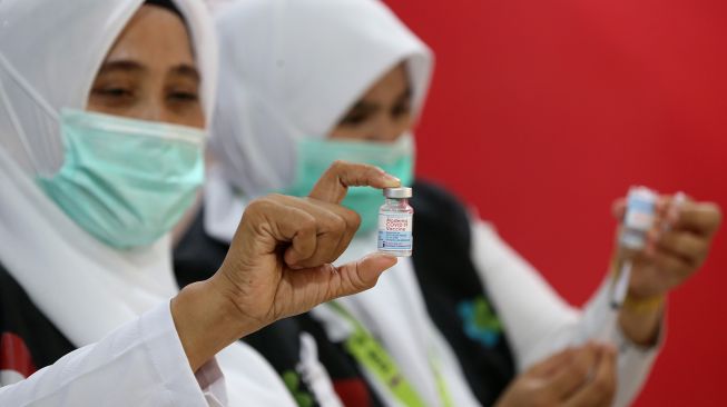 Petugas medis Rumah Sakit Umum Zainal Abidin (RSUZA) memperlihatkan vaksin Moderna untuk tenaga kesehatan di Banda Aceh, Aceh, Senin (9/8/2021). . ANTARA FOTO/Irwansyah Putra