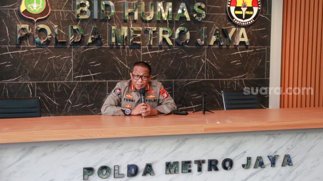 Kabid Humas Polda Metro Jaya Kombes Yusri Yunus saat mengadakan konferensi pers terkait panggilan Kedua pemeriksaa Jerinx SID di Polda Metro Jaya, Jakarta Selatan, Senin (9/8/2021). [Suara.com/Alfian Winanto]