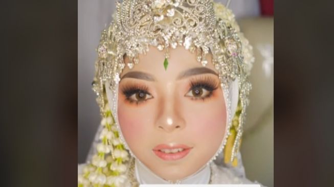 Pengantin tak bisa diam saat dirias (TikTok)