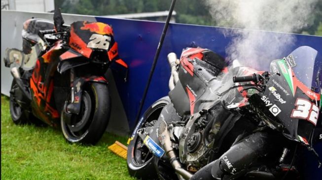 Motor Dani Pedrosa yang terbakar saat MotoGP Styria 2021 (MotoGP)