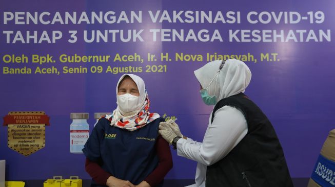 Dokter Rumah Sakit Umum Zainal Abidin (RSUZA) mendapatkan suntikan vaksin Moderna di Banda Aceh, Aceh, Senin (9/8/2021). ANTARA FOTO/Irwansyah Putra