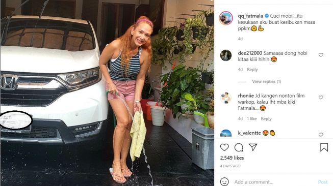 Kiki Fatmala cuci mobil Honda miliknya selama PPKM (Instagram)