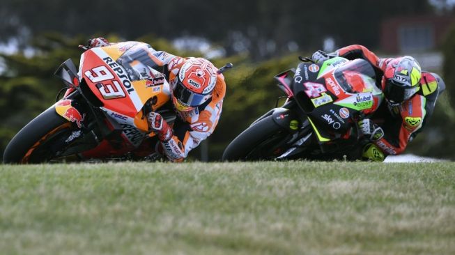 Arsip - Pebalap Repsol Honda, Marc Marquez dan Aleix Espargaro (Aprilia) saat menjalani sesi latihan bebas MotoGP Australia di Sirkuit Phillip Island, 27 Oktober 2019. WILLIAM WEST / AFP.