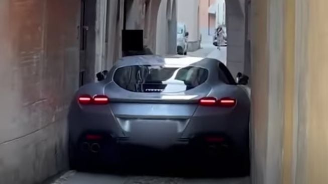 Ferrari tersangkut di gang bikin nyesek. (Youtube/SupercarsNews)