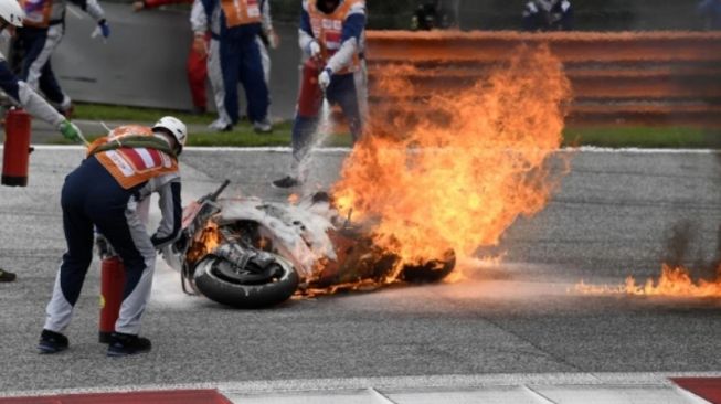 Motor Dani Pedrosa yang terbakar saat MotoGP Styria 2021 (MotoGP)