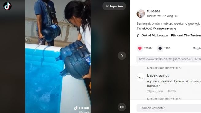 Cewek-cewek Ini Berendam Pakai Air Mineral Galon Biar Hemat PAM. (TikTok/@fujiaaaa)