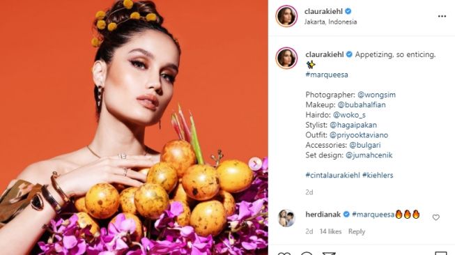 Gaya pemotretan Cinta Laura bertema buah markisa. [Instagram]