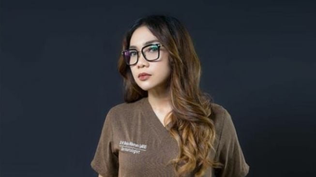 Eksis di Banyak Media Sosial, Dokter Modis dan Stylist Ini Dapat Rekor MURI