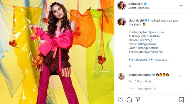 Gaya pemotretan Cinta Laura bertema buah markisa. [Instagram]