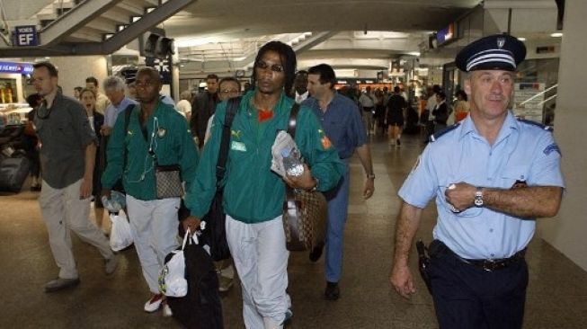 Rigobert Song saat memperkuat Timnas Kamerun. (PHILIPPE DESMAZES / AFP)