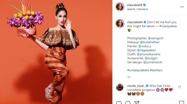 Gaya pemotretan Cinta Laura bertema buah markisa. [Instagram]