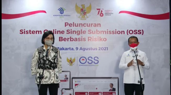 Menkeu Sri Mulyani dan Menteri Investasi/Ketua BKPM Bahlil Lahadalia dalam konfrensi pers virtual peluncuran Sistem Online Single Submission (OSS) Berbasis Risiko pada Senin (9/8/2021). [Tangkapan layar]