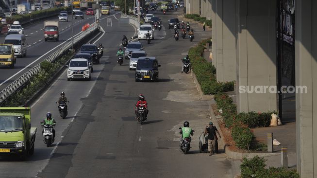 Sejumlah kendaraan melintas Jalan Gatot Subroto, Jakarta, Senin (9/8/2021). [Suara.com/Angga Budhiyanto]