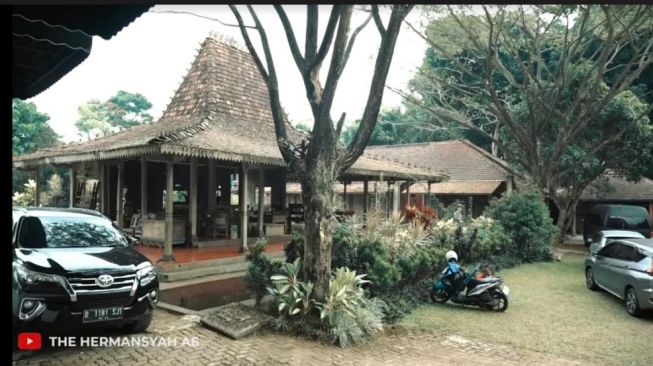 Potret villa Ahmad Dhani. [YouTube/The Hermansyah A6]