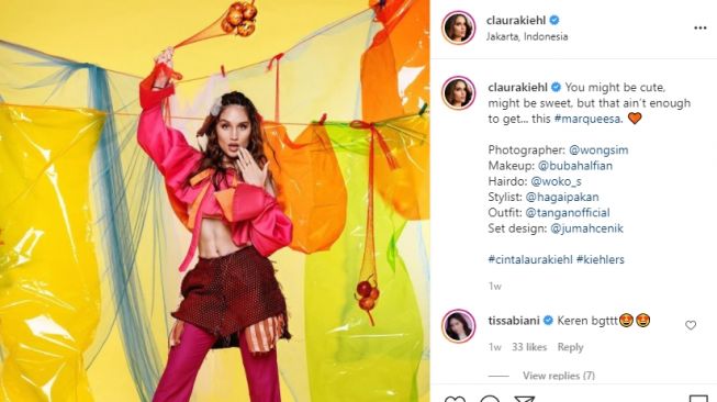 Gaya pemotretan Cinta Laura bertema buah markisa. [Instagram]