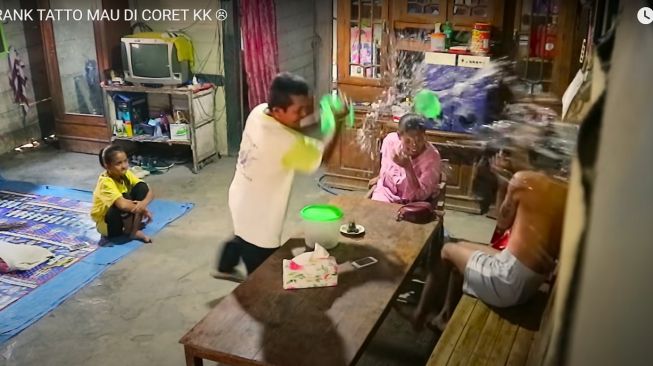 Prank Pasang Tato di Depan Orang Tua (Youtube)