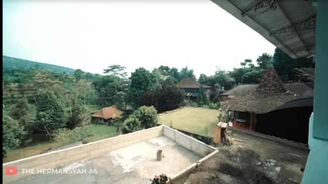 Potret villa Ahmad Dhani. [YouTube/The Hermansyah A6]